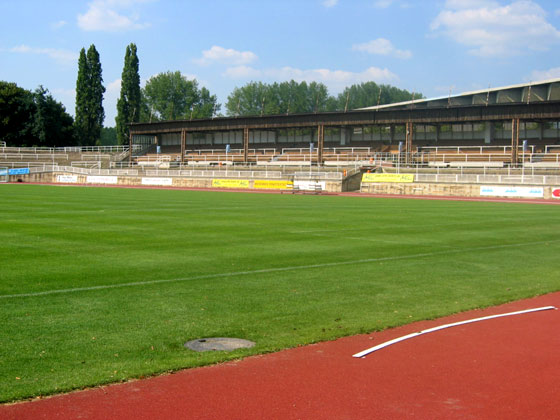 Historische Holztribüne des Steyer-Stadions vorm Abriss