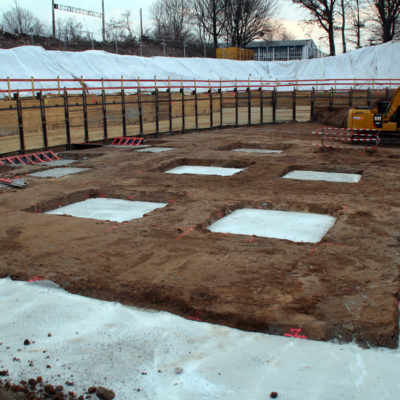 18.03.2022: Die Gründung für das Fundament im Westteil der neuen Tribüne läuft