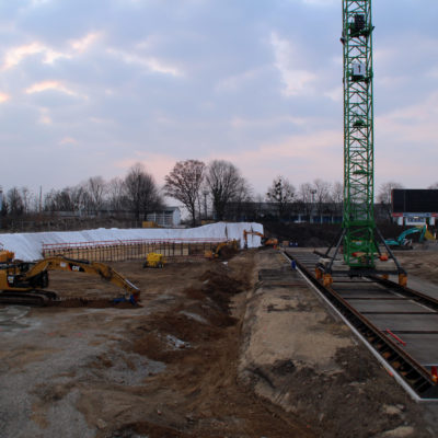 18.03.2022: Der erste Baukran steht auf der Kranbahn-Trasse