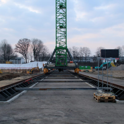18.03.2022: Der erste Baukran steht auf der Kranbahn-Trasse