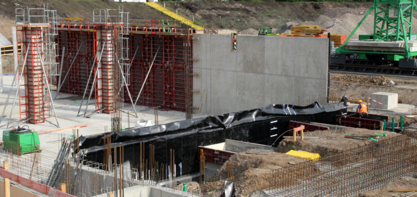 06.05.2022: Bodenplatte und erste Wände der neuen Südtribüne