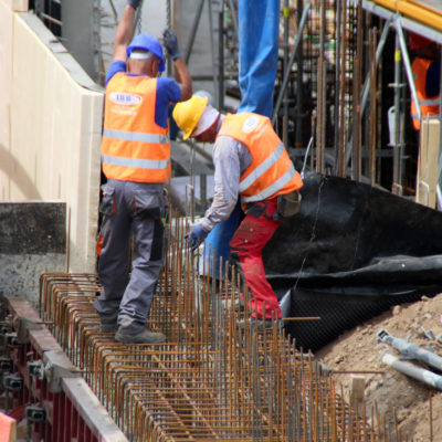 16.05.2022: Abschnittsweise fließt der Beton ins Fundament der neuen Südtribüne
