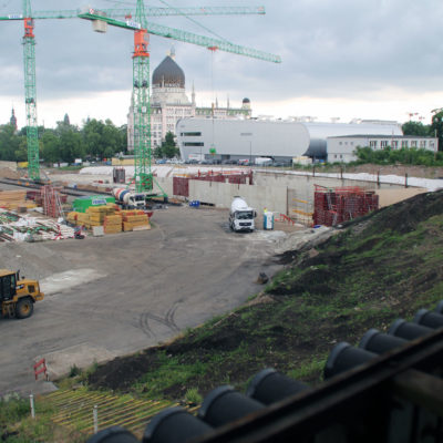 09.06.2022: Blick aus der historischen Anzeigetafel auf die Baustelle Heinz-Steyer-Stadion