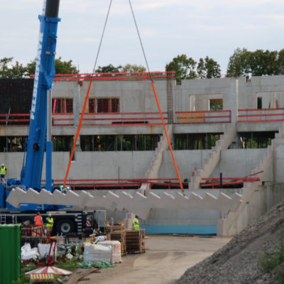 02.09.2022: Die ersten Fertigteil-Stützen für die neue Zuschauertribüne werden eingesetzt