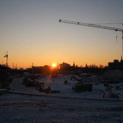 18.12.2022: Baustelle Heinz-Steyer-Stadion im winterlichen Sonnenaufgang