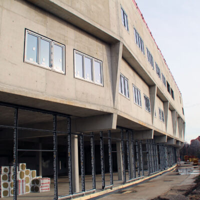 Einbau der Fenster in der Südtribüne des Heinz-Steyer-Stadions