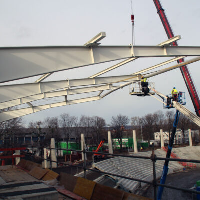 Montage der ersten Stahlträger fürs Tribünendach der Südtribüne