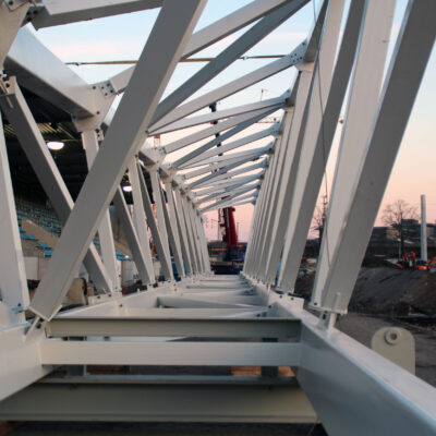 09.02.2023: Lichtbrücke für die Nordtribüne entsteht
