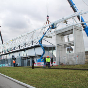 Heinz-Steyer-Stadion Dresden - die riesige Lichtbrücke wird eingehoben (10.03.2023)