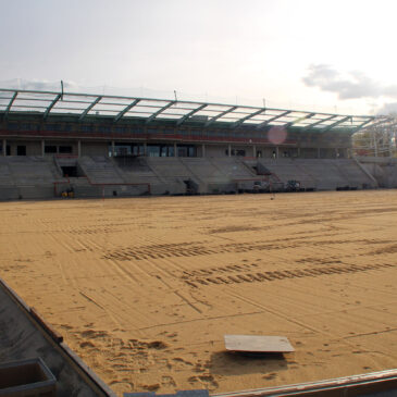 Stadion-Innenraum wird vorbereitet / Ausbau startet