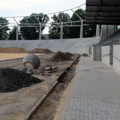 08.06.2023: Im Stadion-Innenraum wird auch gepflastert