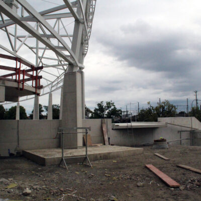 01.09.2023: Fußgänger-Brücke im Stadion-Innenraum über die Stadion-Einfahrt