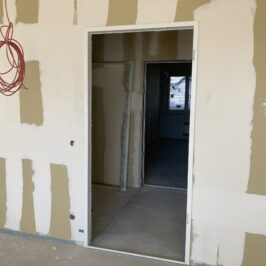 06.09.2023: Die ersten Tür-Zargen werden in der Südtribüne eingebaut