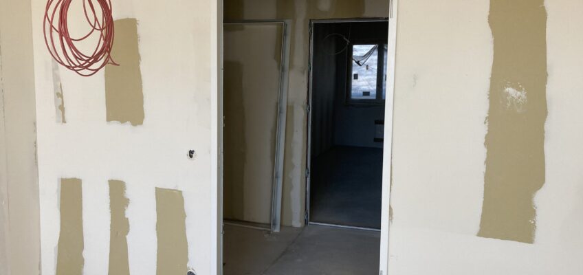 06.09.2023: Die ersten Tür-Zargen werden in der Südtribüne eingebaut