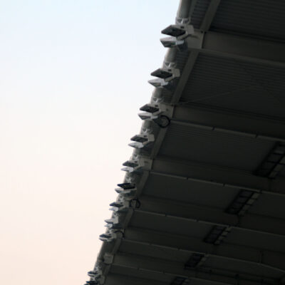 08.03.2024: Das Flutlicht im Heinz-Steyer-Stadion wird montiert