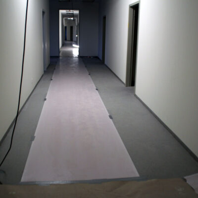 08.03.2024: Der Fußboden in der Südtribüne wird verlegt